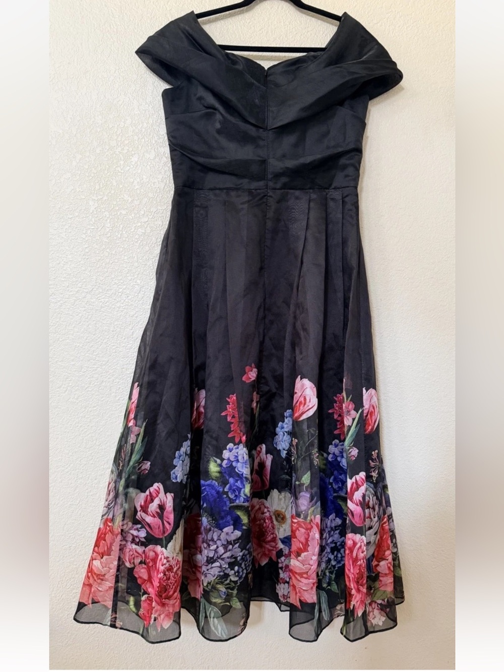 New Betsy & Adam Placed Floral Off the Shoulder Gown In Black/Red Size 4 $279 - Picture 6 of 10